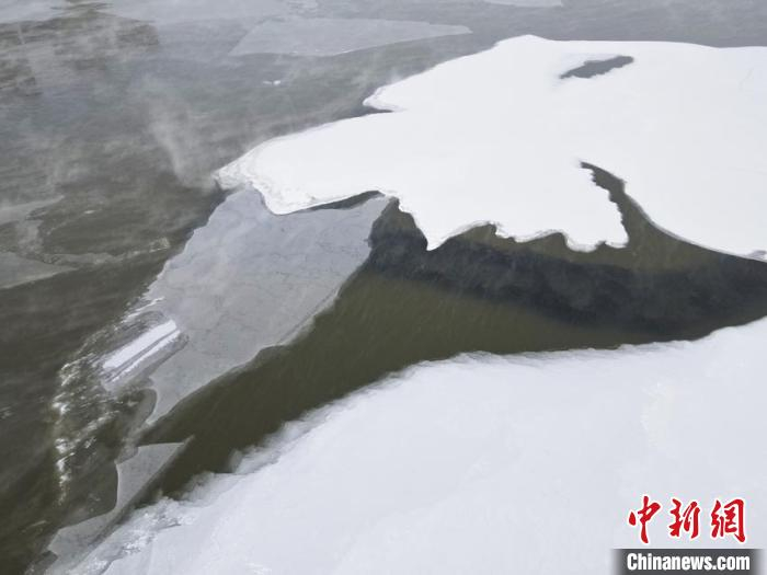 江面结冰。苍雁 摄