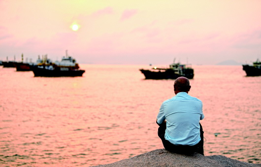 下班后，谢坚在广东珠海市外伶仃岛海边望着远方（2020年4月21日摄）。 本报记者邓华摄