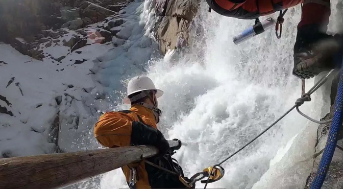 ▲救援队在事发冰川展开深度救援。受访者供图