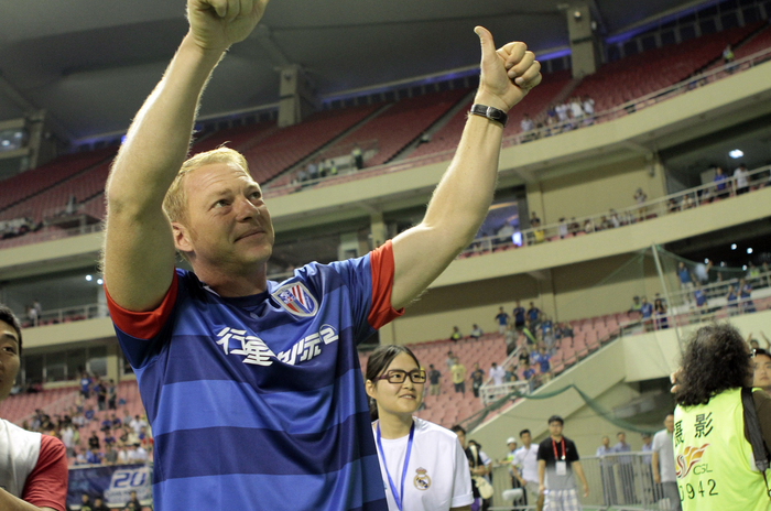 阿尔贝茨重回虹口足球场，接受球迷全场欢呼。资料图