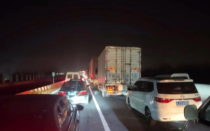 今天凌晨3点，大广高速进京检查站前，车辆排起了数公里的长队，行驶非常缓慢。受访者供图