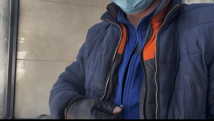 快递员李春发展示自己的御寒装备。新京报记者 海阳 摄