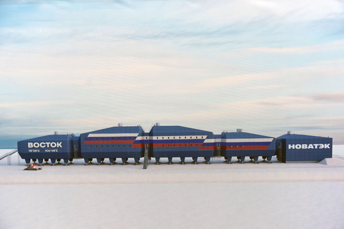 新一代俄罗斯“东方-2”站效果图，采用21世纪先进南极科考站的设计模式，针对积雪和风暴做了优化。注意最左侧的建筑物上标注了该站的经纬度坐标。