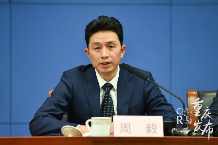 周毅回答记者提问 邹乐 摄