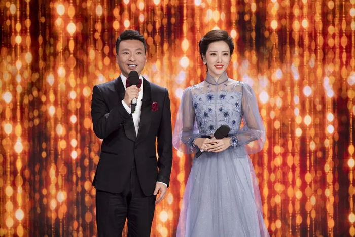 ▲李思思与康辉主持2019年央视春晚。