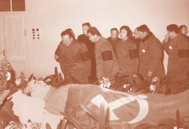 ▲1976年1月11日，高振普（前排左一）向周恩来最后告别