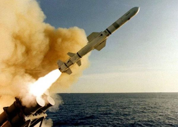 资料图片：“鱼叉”反舰导弹发射瞬间。（美海军官网）