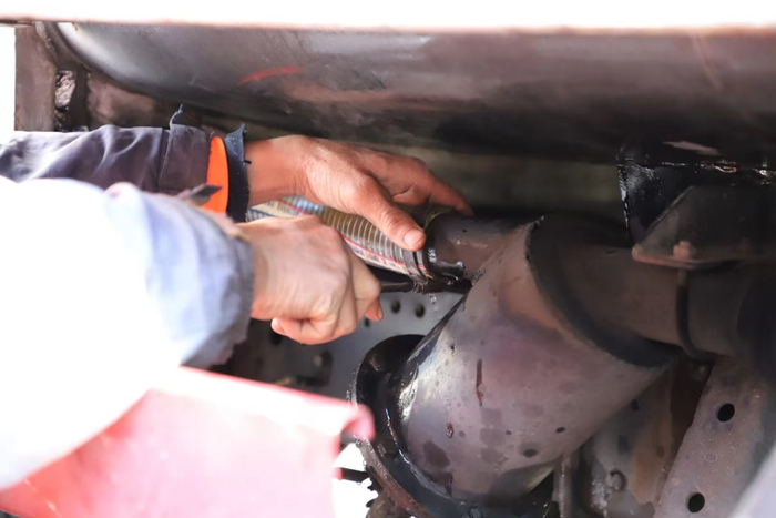 张昌学在修理出故障管道疏通车。谢婧雯 摄