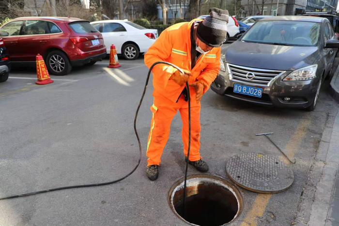 畅柳园小区内，刘桂堂正在疏通管道。谢婧雯 摄