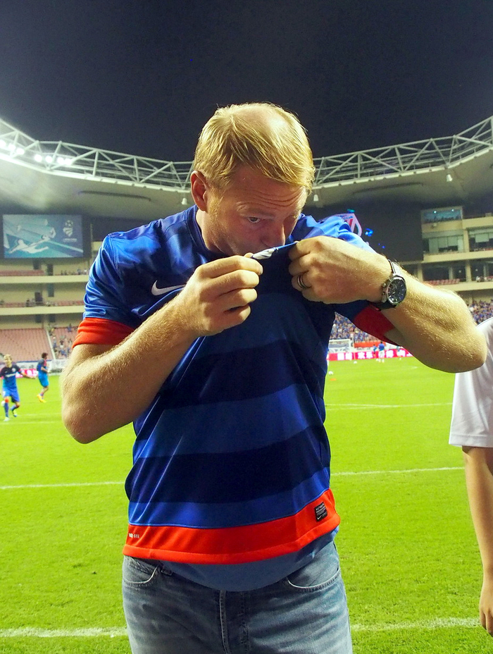 阿尔贝茨亲吻申花队徽。