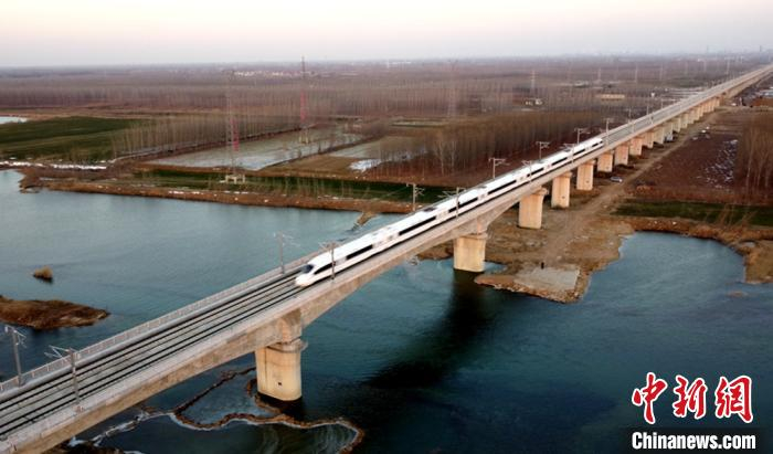 运行试验列车通过徐连高铁沂河特大桥。　刘鑫 摄