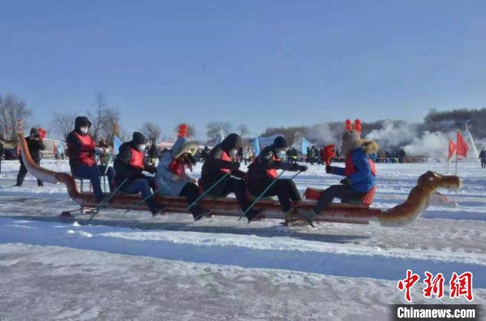  游客在伊春参加冰雪娱乐活动。（伊春市嘉荫县委宣传部供图） 姜辉 摄