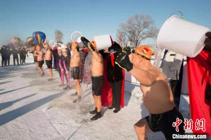  游客在伊春市参加冰桶挑战活动。（伊春市嘉荫县委宣传部供图） 姜辉 摄