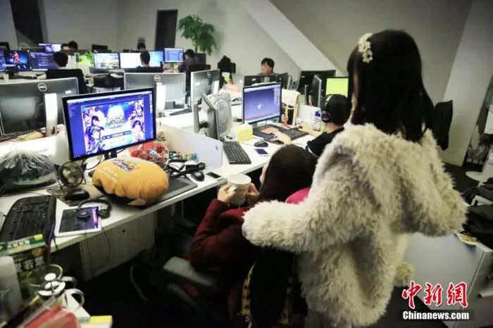 资料图：上海一游戏公司项目组特地请来两位女手游研发鼓励师，工作内容就是鼓励程序员高质量得完成开发任务。 中新社发 余清 摄