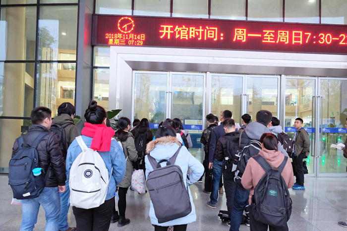 （等待图书馆开门的学生们）