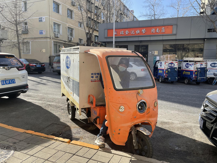 李春发和他的快递车。新京报记者 海阳 摄