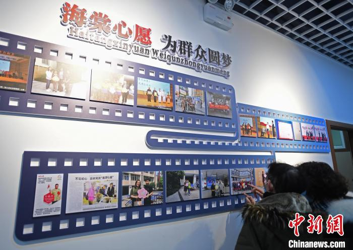 图为“海棠心愿”展板吸引市民围观。　崔景印 摄
