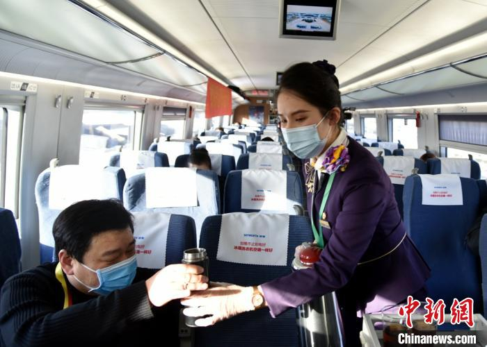 乘务员热情服务。　朱志庚 摄