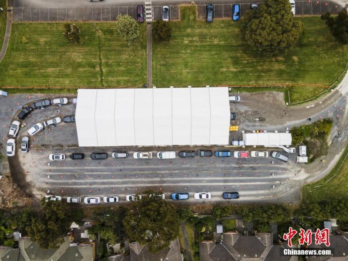 资料图：当地时间2021年1月6日，澳大利亚墨尔本，航拍镜头下市民开车排队接受新冠病毒核酸检测。图片来源:视觉中国