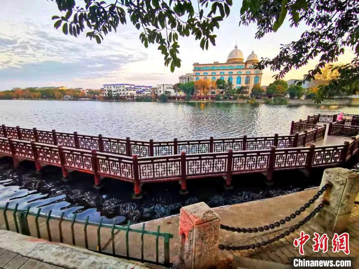仿古拼格栏杆与护城河相映成景。 谢勇 摄