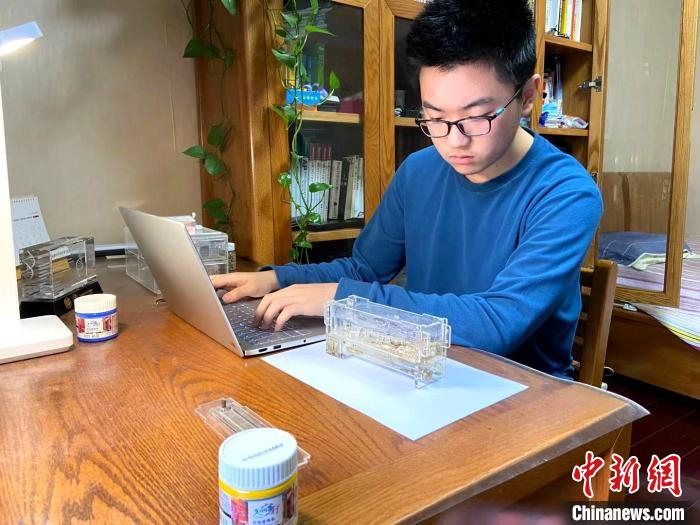 黄一帆在进行试验。　孙婷婷 摄