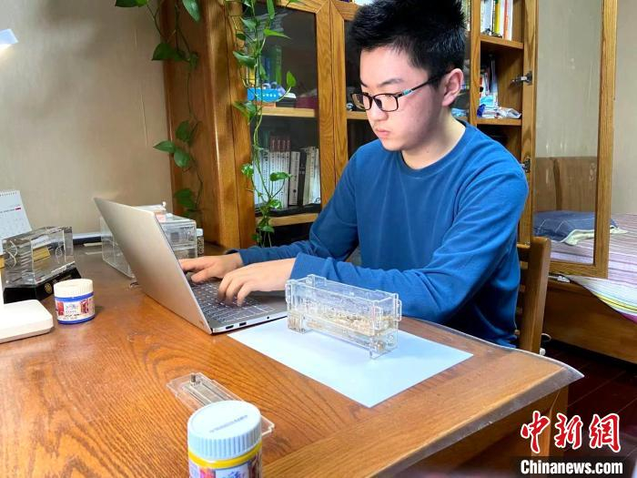 黄一帆在进行试验。　孙婷婷 摄