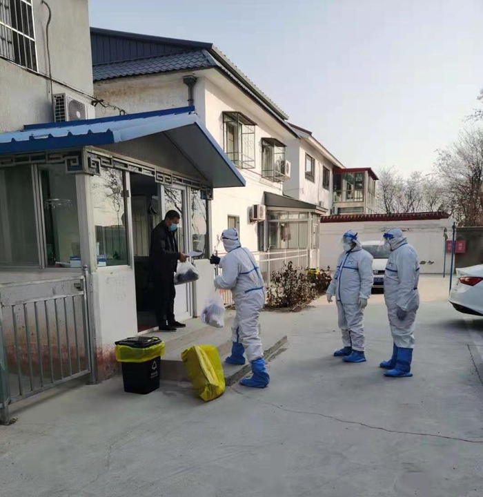 工作人员为居民送去蔬菜等生活物资。顺义仁和镇供图