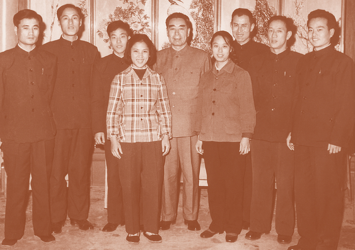 ▲周总理与国务院招待科工作人员合影，右一为高振普