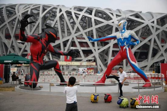 资料图：巨型“奥特曼”现身北京国家体育场附近，吸引了游客的关注。 中新社记者 刘关关 摄