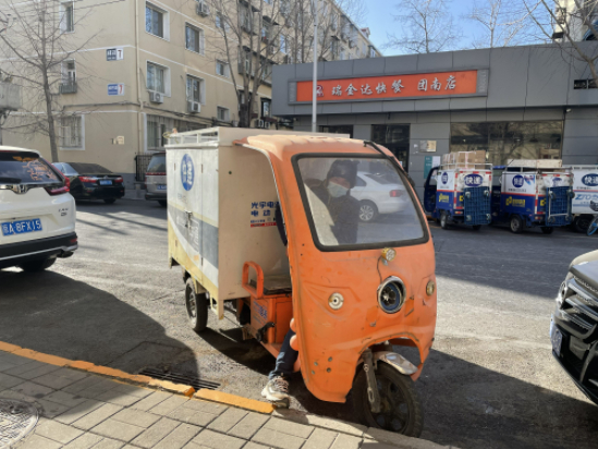 ▲李春发和他的快递车。新京报记者 海阳 摄