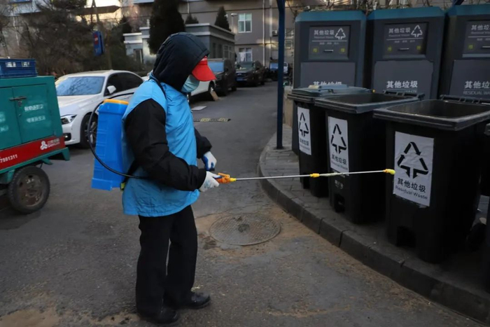 ▲郑德春在畅柳园小区垃圾桶站点消杀。谢婧雯 摄