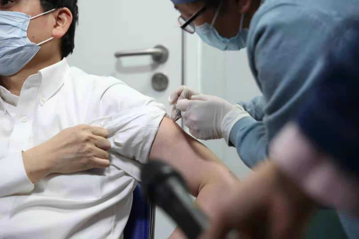 图说：张文宏教授在华山医院接受国产新冠疫苗的第一剂注射
