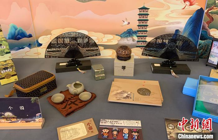 扬州个园的文创产品展示。　崔佳明 摄