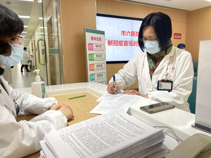 图说：上海市第六人民医院的医务人员有序接种新冠疫苗