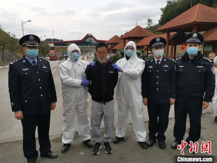 图为犯罪嫌疑人覃亭被押解回国。刘文杰 摄