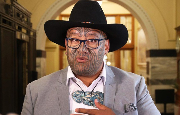 维提迪佩戴着绿石吊坠 图源：BBC