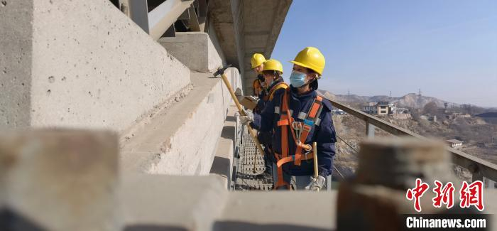 图为职工们边检查边做记录。　魏建军 摄
