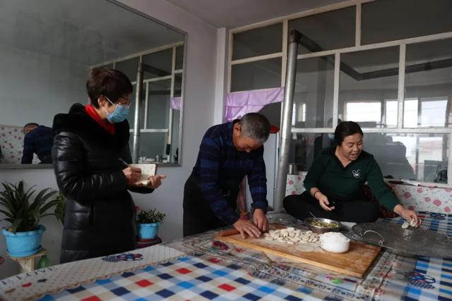 难事愁事烦心事一件件解决了，心里的盼头一点点实现，好日子有了奔头。图为脱贫后的马银柱老两口正开心地包饺子，满足而幸福的笑容洋溢在脸上。