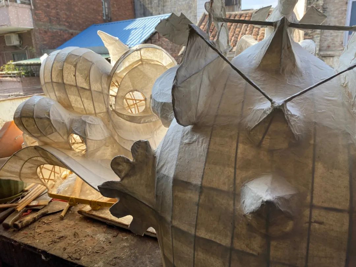 （初具成型的醒狮头在风干）