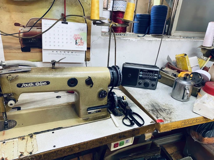 （兴姨裁剪布料的工作台）