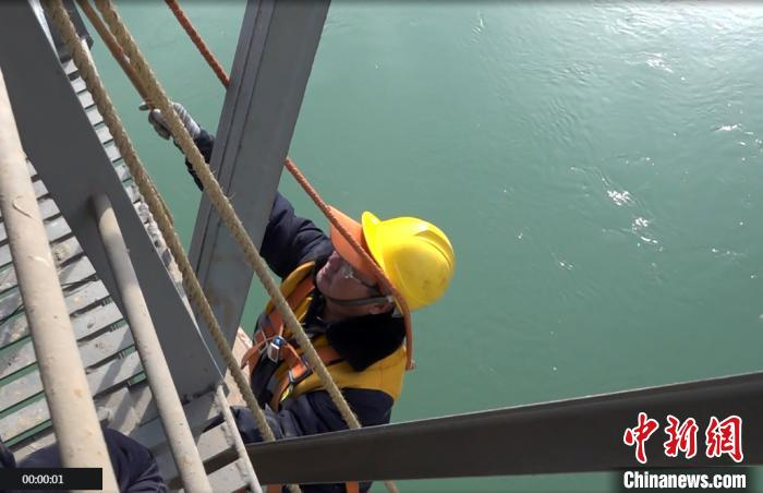 图为胡跃武悬空作业。　艾庆龙 摄