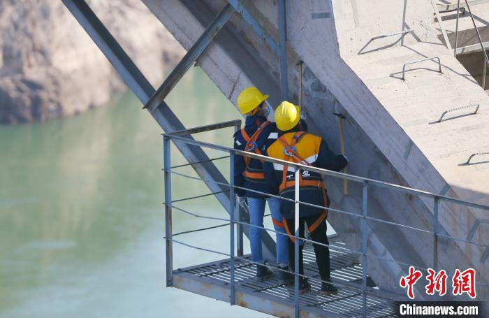 图为两位“女将”拿检查锤巡检。　高展 摄