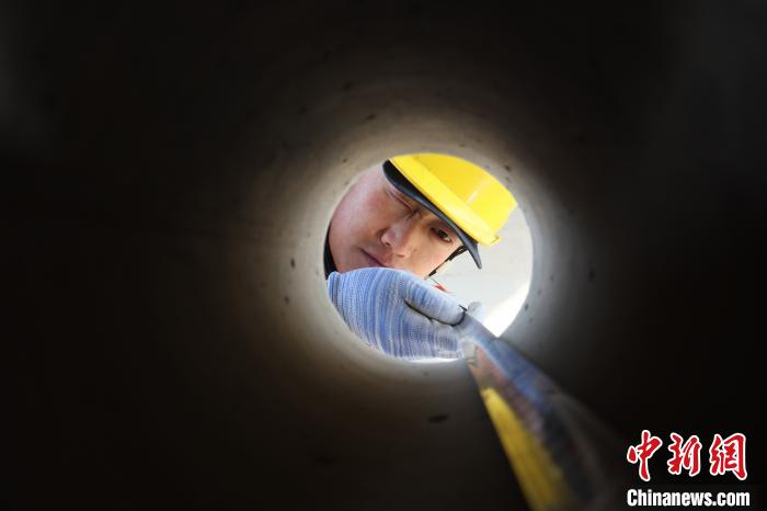 图为王春瑶测量测量立柱厚度。　王光辉 摄