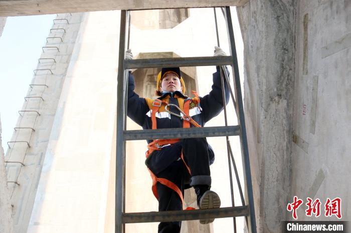 图为“铁姑娘”杨琪琪攀爬扶梯。　王光辉 摄