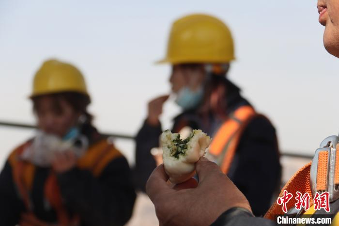 为节约体力，“蜘蛛侠”们的午餐，都要在桥拱腰上吃。　王光辉 摄