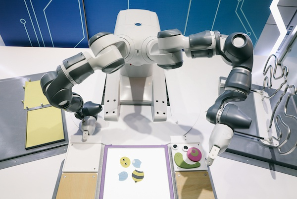 图说：双臂协作机器人深受参观者的欢迎