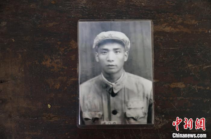 老兵杨成余从军照 章朝晖 摄