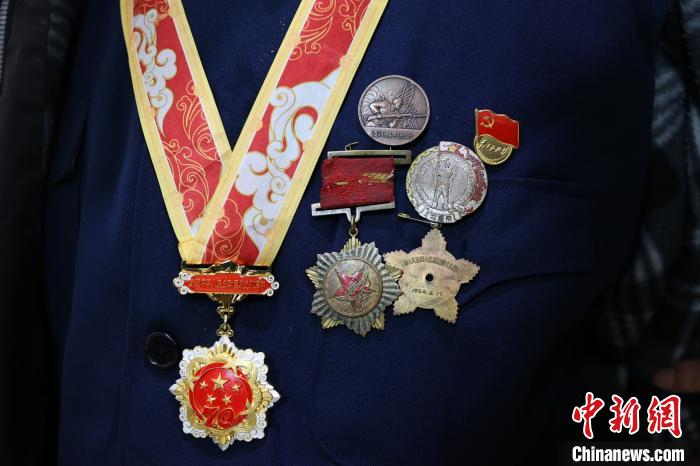 老兵杨成余的荣誉纪念章 章朝晖 摄