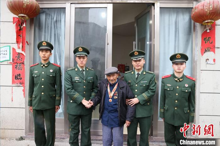 武警台州支队官兵看望慰问老兵杨成余 章朝晖 摄