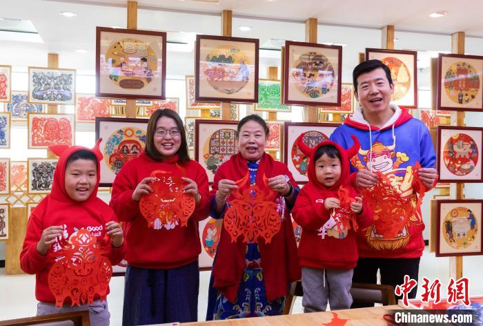  伏兆娥一家展示剪纸作品。　杨迪 摄